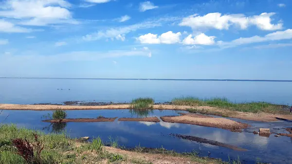 Shore Lake Calm Water Merges Sky — Stock Photo, Image