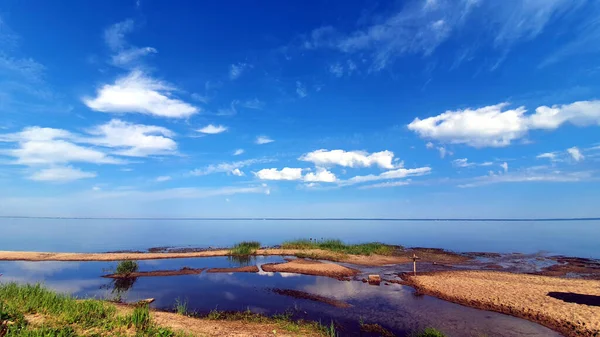 Ufer Des Sees Das Ruhige Wasser Verschmilzt Mit Dem Himmel — Stockfoto