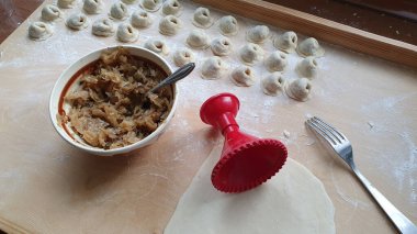 Lahana ve mantarlı ev yapımı börek yapıyorum.