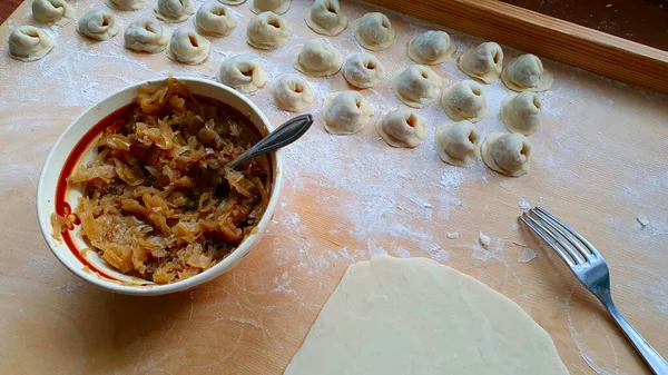 Lahana ve mantarlı ev yapımı börek yapıyorum.