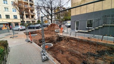 Gdynia, Polonya - 5 Kasım 2020: Kazı caddesi ve kanalizasyon odalarının değiştirilmesi.