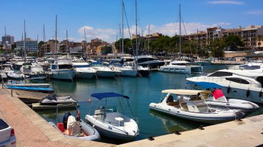 Porto Cristo, Mallorca - 25 Haziran 2018: Porto Cristo Limanı 'na tekne ve yatlar yanaştı.