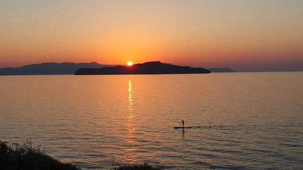 Uomo Sta Navigando Una Tavola Con Remo Durante Bel Tramonto — Foto Stock