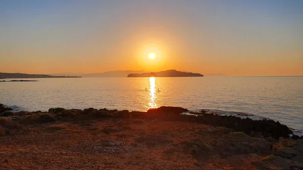 Yunanistan Girit Kentindeki Suların Üzerinde Altın Bir Günbatımında Bir Adam — Stok fotoğraf