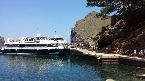 Calobra Mallorca June 2018 Boat Tourists Calobra Mallorca Calobra One — Stock Photo, Image