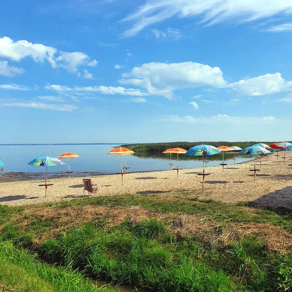 湖岸上色彩斑斓的太阳伞 — 图库照片