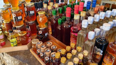 Girit, Yunanistan - 20 Haziran 2019: Lezzetli, sağlıklı geleneksel Yunan ürünleri. Tatlım, bal likörü ve krema.