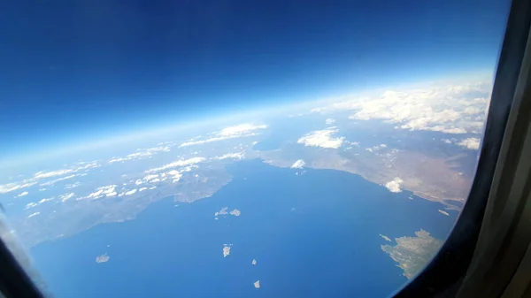 Yeryüzündeki uçağın penceresinden bak.