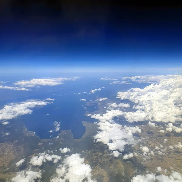 Yeryüzündeki uçağın penceresinden bak.