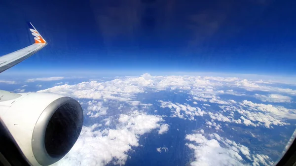 Yeryüzündeki uçağın penceresinden bak.