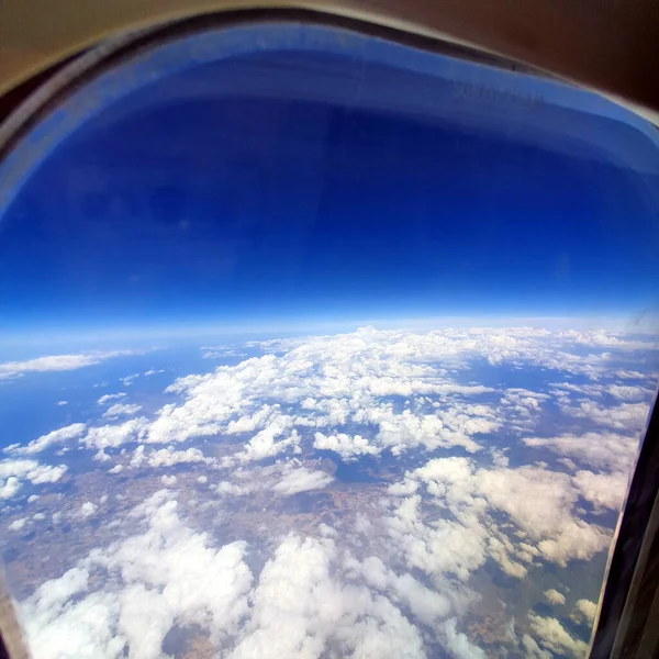 Blick Aus Dem Flugzeugfenster Auf Die Erde — Stockfoto