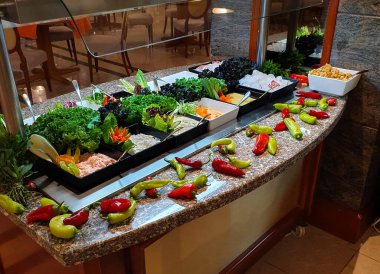 Sebze salatası. Çeşitli sebzelerden dekorasyonlar. Tabaklara yerleştirilmiş güzel kompozisyonlar.