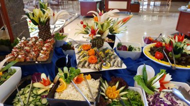 Sebze salatası. Çeşitli sebzelerden dekorasyonlar. Tabaklara yerleştirilmiş güzel kompozisyonlar.