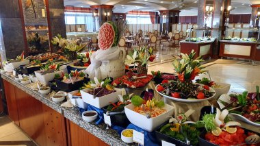 Sebze salatası. Çeşitli sebzelerden dekorasyonlar. Tabaklara yerleştirilmiş güzel kompozisyonlar.