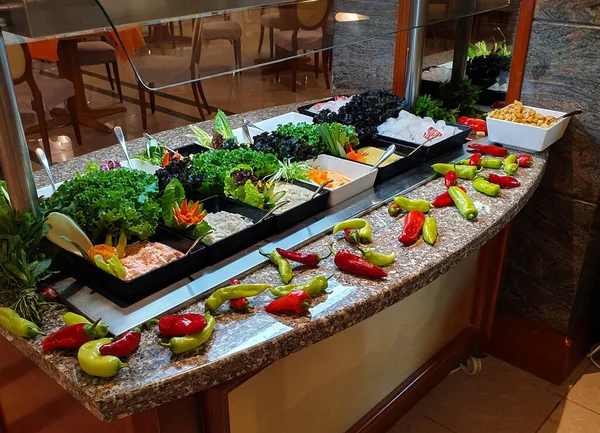 Sebze salatası. Çeşitli sebzelerden dekorasyonlar. Tabaklara yerleştirilmiş güzel kompozisyonlar.