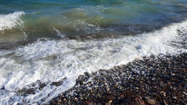 Deniz kıyısında köpüren dalgalar. Doğanın gücü..