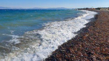 Deniz kıyısında köpüren dalgalar. Doğanın gücü..