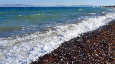 Deniz kıyısında köpüren dalgalar. Doğanın gücü..