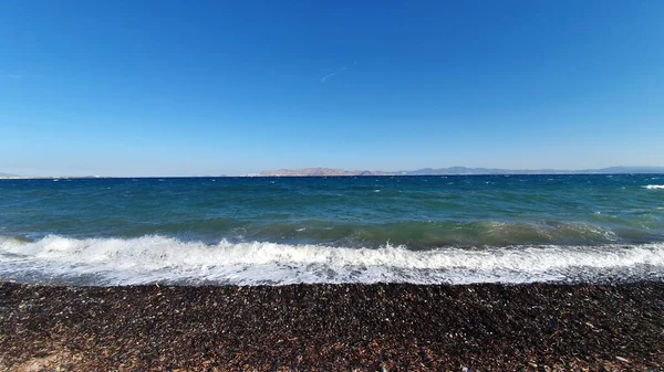 Deniz Kıyısında Köpüren Dalgalar Doğanın Gücü — Stok fotoğraf