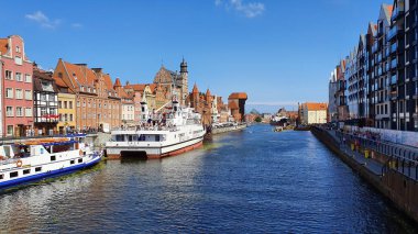 Gdansk, Polonya - 3 Ağustos 2019: Motlawa Nehri üzerindeki eski şehir Gdansk 'ın klasik bir görüntüsü.