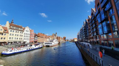 Gdansk, Polonya - 3 Ağustos 2019: Motlawa Nehri üzerindeki eski şehir Gdansk 'ın klasik bir görüntüsü.