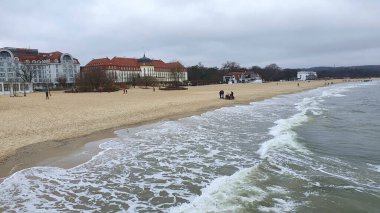 Sopot, Polonya - 3 Ocak 2021: Sopot Rıhtımından ünlü Grand Hotel, Baltık Denizi kıyısındaki plaj