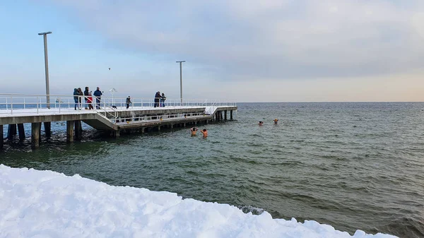 Gdynia Polonia Gennaio 2021 Nuoto Invernale Persone Inverno Balneazione Mare — Foto Stock