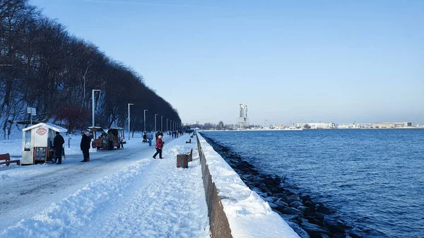 Gdynia Polônia Janeiro 2021 Passeio Inverno Pessoas Caminhando Avenida Mar — Fotografia de Stock