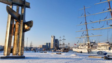 Gdynia, Polonya - 17 Ocak 2021: Polonya yelkenli gemisi SV Dar Mlodziezy, Gdynia 'da kış mevsiminde. Şehrin en ünlü manzarası..