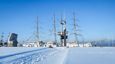 Gdynia, Polonya - 17 Ocak 2021: Polonya yelkenli gemisi SV Dar Mlodziezy, Gdynia 'da kış mevsiminde. Şehrin en ünlü manzarası..