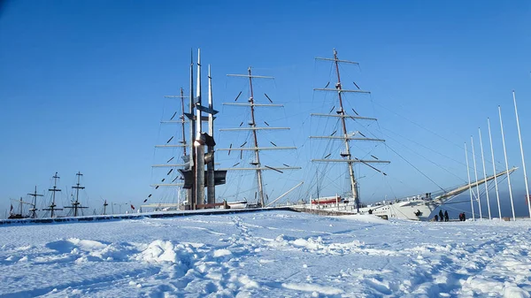 Gdynia, Polonya - 17 Ocak 2021: Polonya yelkenli gemisi SV Dar Mlodziezy, Gdynia 'da kış mevsiminde. Şehrin en ünlü manzarası..