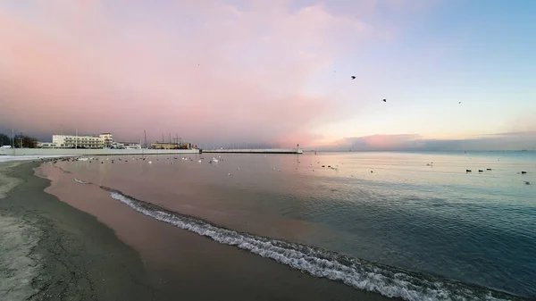 天空的迷人的颜色 日落时分的格丁尼亚海滩 — 图库照片