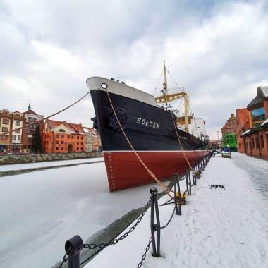 Gdansk, Polonya - 7 Şubat 2021: Müze taşıyıcı gemisi Soldek Polonya 'nın Gdansk kentindeki Old Motlawa River rıhtımına demir attı. Kış manzarası.