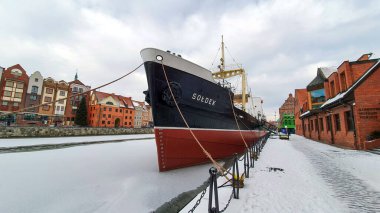Gdansk, Polonya - 7 Şubat 2021: Müze taşıyıcı gemisi Soldek Polonya 'nın Gdansk kentindeki Old Motlawa River rıhtımına demir attı. Kış manzarası.