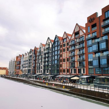 Gdansk, Polonya - 7 Şubat 2021: Polonya 'nın Gdansk kentindeki donmuş Motlawa Nehri kıyısındaki güzel renkli evler