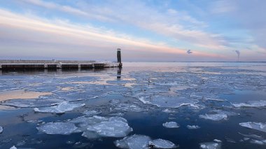 Polonya 'nın Gdynia şehrindeki körfezin üzerinde şaşırtıcı pembe beyaz gökyüzü.