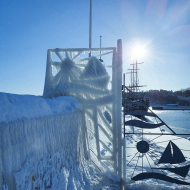 Kışın doğa tarafından oluşturulan dalgakıranda buzdan heykeller.
