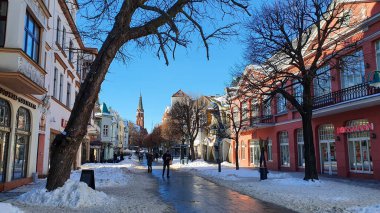 Sopot, Polonya - 14 Şubat 2021: Polonya 'nın Sopot kentindeki Monte Cassino Kahramanları ana caddesi