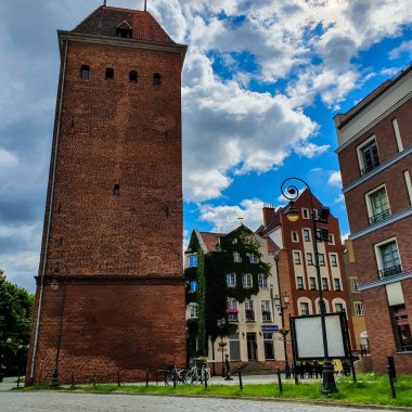 Elblag, Polonya - 21 Temmuz 2020: Eski Şehir 'e Pazar Kapısı