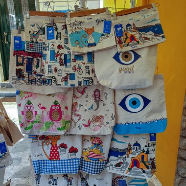 Kos, Yunanistan - 17 Eylül 2019: Sokak pazarında Yunan desenli pamuk torbaları