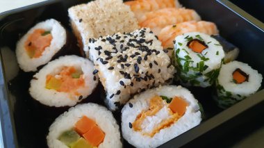 Siyah tepside farklı suşi türleri.