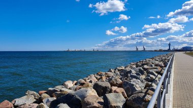 Deniz kenarındaki bulvarda taştan dalgalı su.