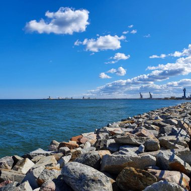 Deniz kenarındaki bulvarda taştan dalgalı su.