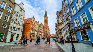 Gdansk, Polonya - 18 Nisan 2021: Polonya 'nın Gdansk kentindeki Long Market Bulvarı