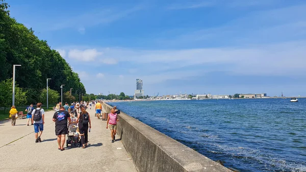 Gdyně Polsko Července 2021 Lidé Procházejí Přímořské Promenádě Gdyni Krásného — Stock fotografie