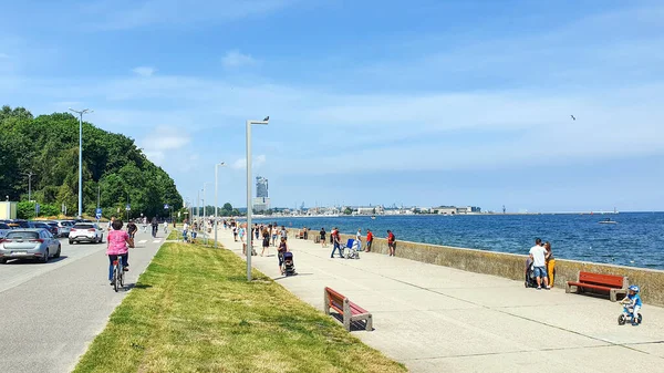 Gdynia Polônia Julho 2021 Pessoas Passeiam Longo Passeio Marítimo Gdynia — Fotografia de Stock