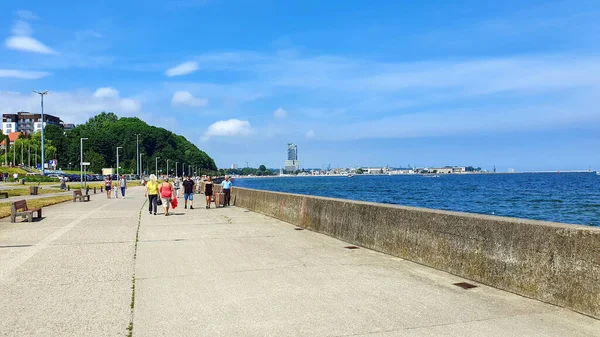 Gdynia Polônia Julho 2021 Pessoas Passeiam Longo Passeio Marítimo Gdynia — Fotografia de Stock