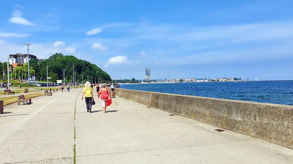 Gdyně Polsko Července 2021 Lidé Procházejí Přímořské Promenádě Gdyni Krásného — Stock fotografie