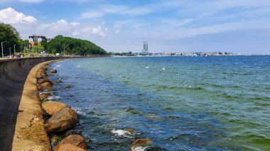 Gdynia deniz kıyısındaki dalgakıranın yanındaki körfezde çok güzel bir su rengi var. Gdynia, Polonya 'da Baltık Denizi' nin önemli bir limanıdır..