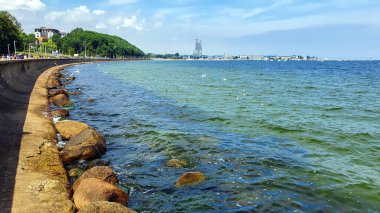 Gdynia deniz kıyısındaki dalgakıranın yanındaki körfezde çok güzel bir su rengi var. Gdynia, Polonya 'da Baltık Denizi' nin önemli bir limanıdır..